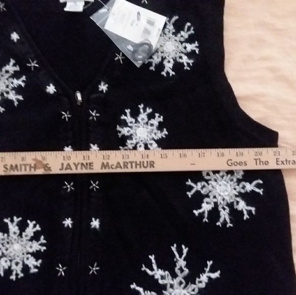 NWT Snowflakes Black Winter Holiday Zip Up Vest - Picture 5 of 6